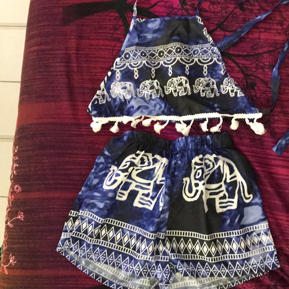 Matching top and bottom set. IT’S VERY SMALL.